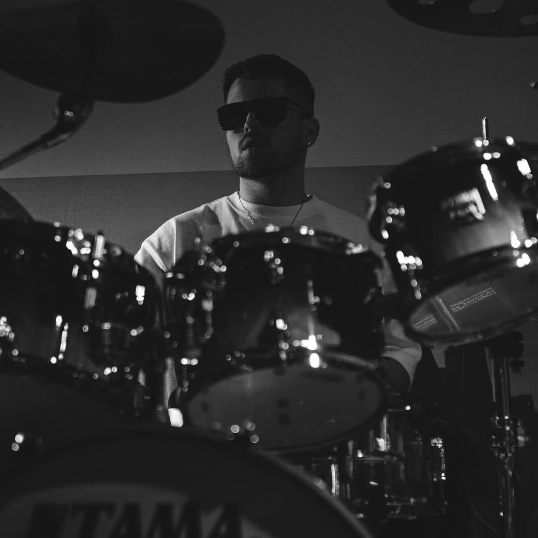 Karlostix behind the kit